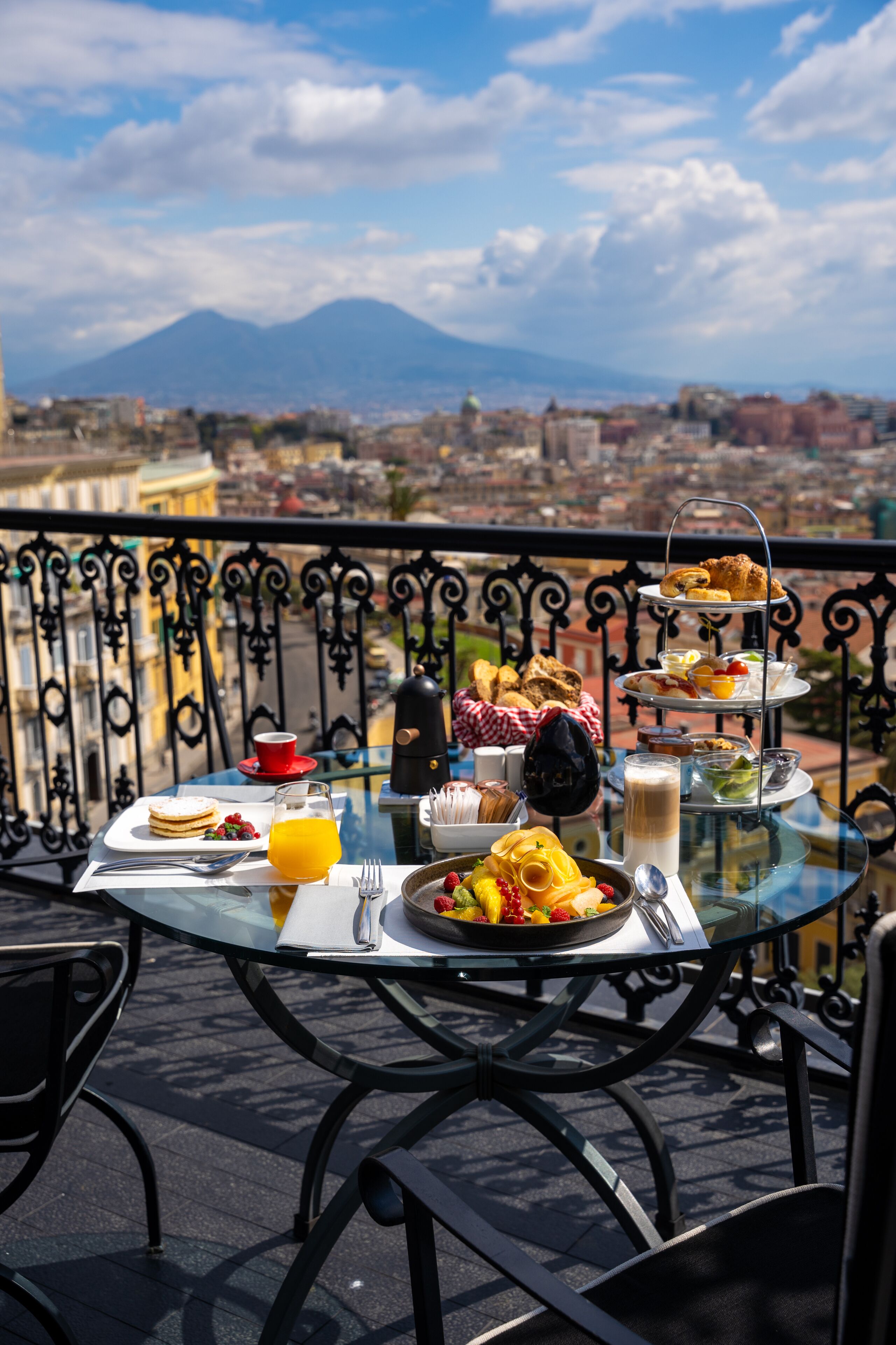 free daily full breakfast