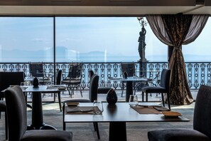 2 restaurants, lunch served