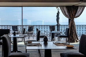 2 restaurants, lunch served