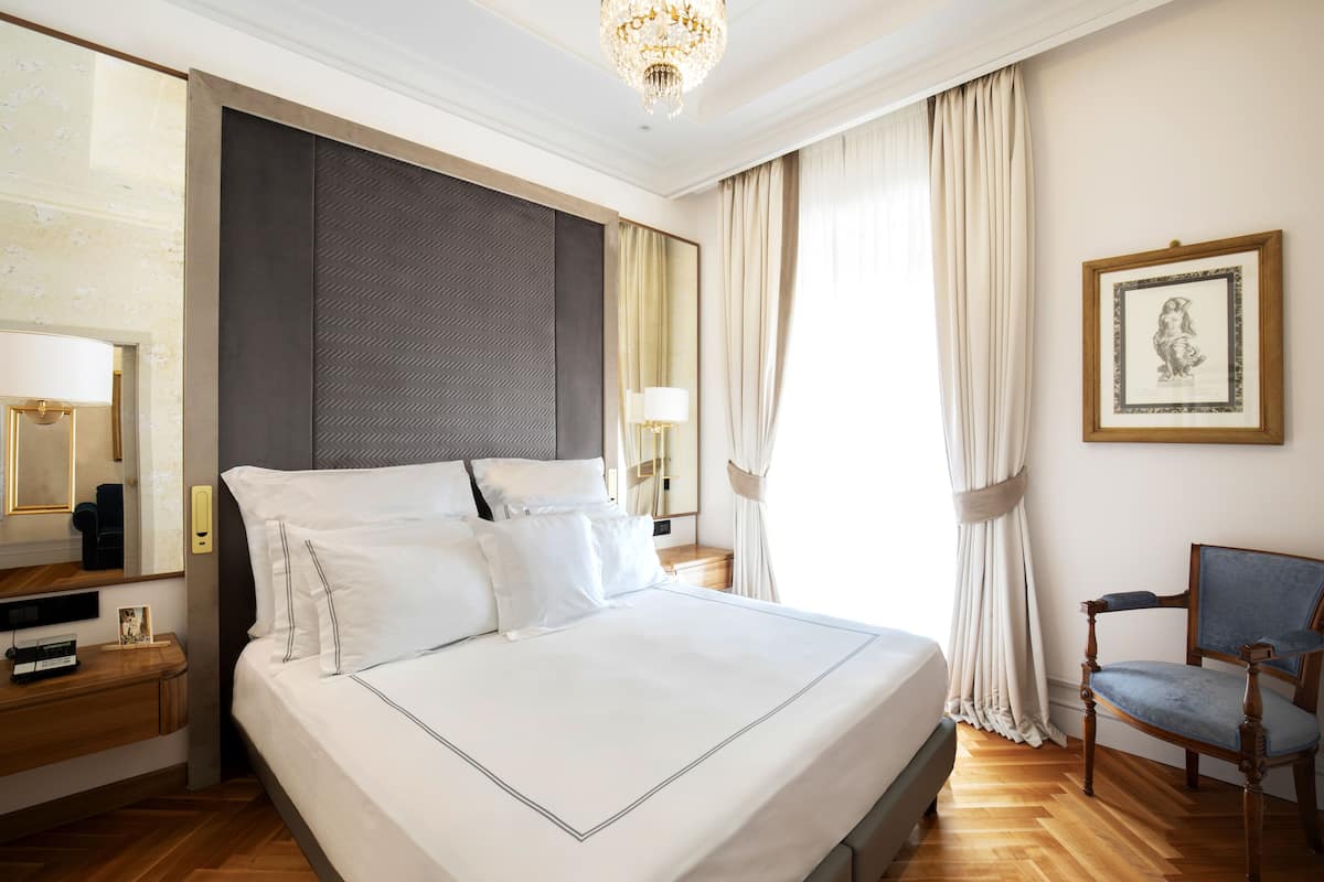 Deluxe Room (Inner Court) | Premium bedding, minibar, in-room safe, desk