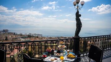 Free daily full breakfast