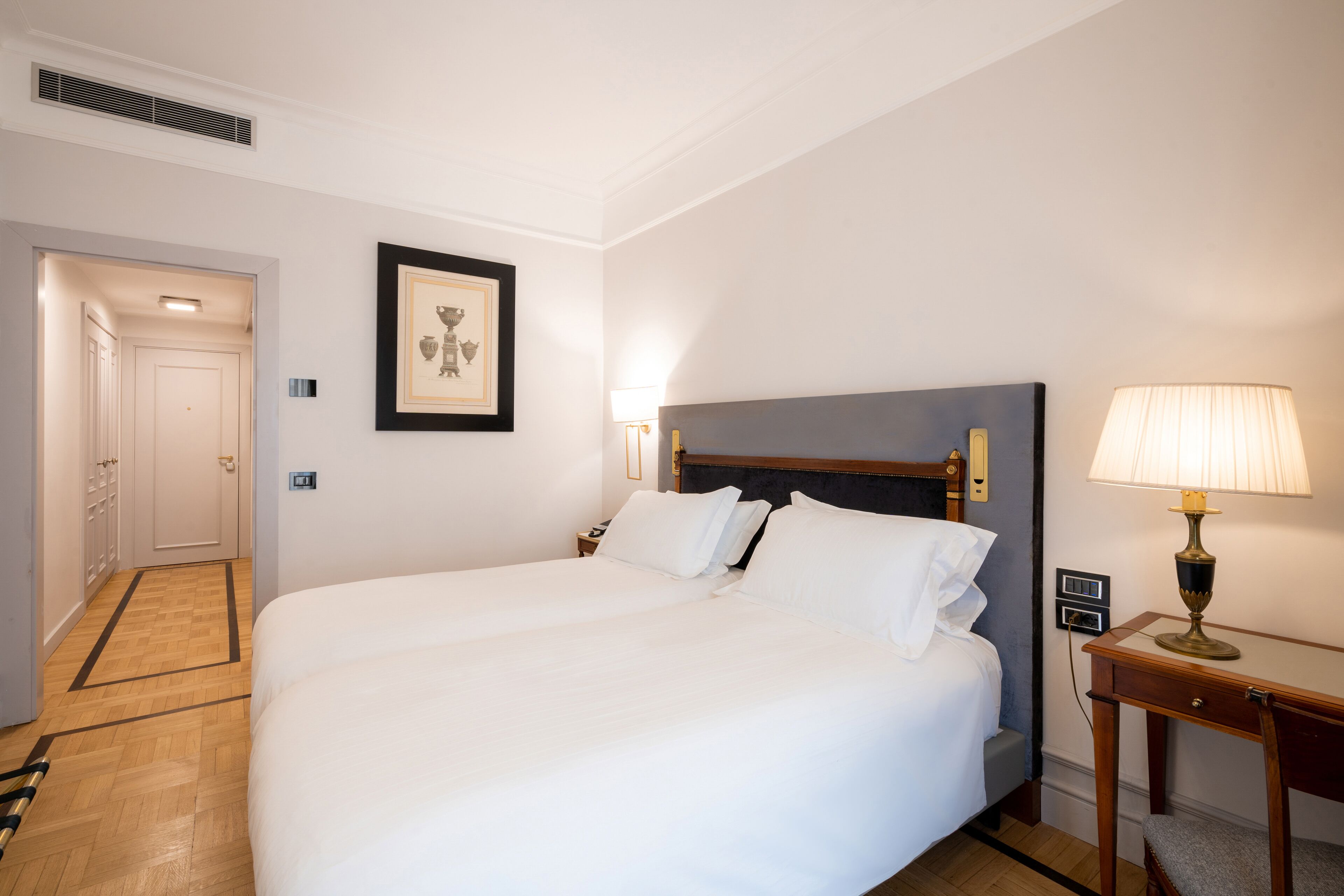 Quarto clássico, 1 cama King | Roupas de cama premium, frigobar, cofres nos quartos