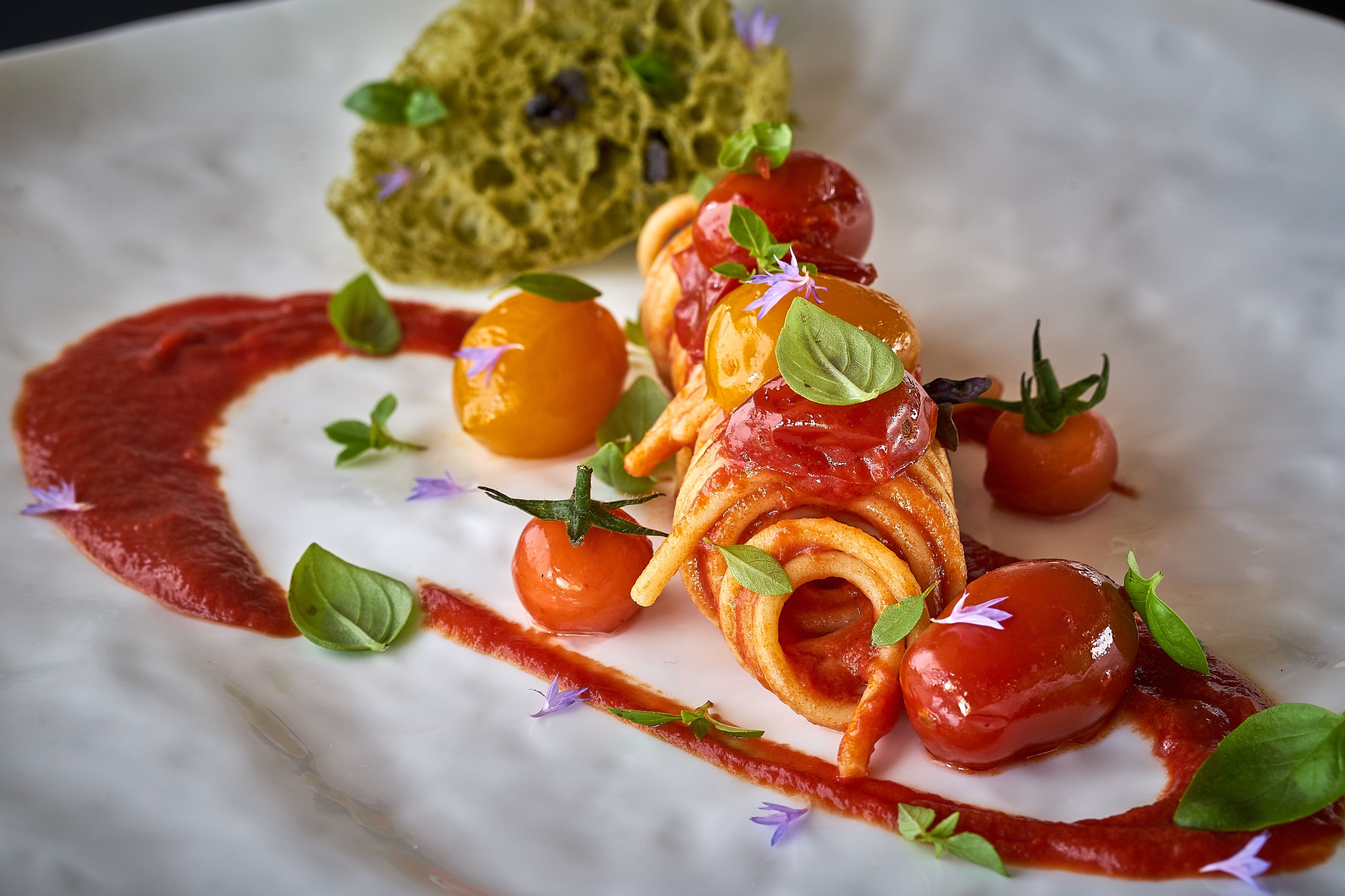 2 restaurants; lunch and dinner served