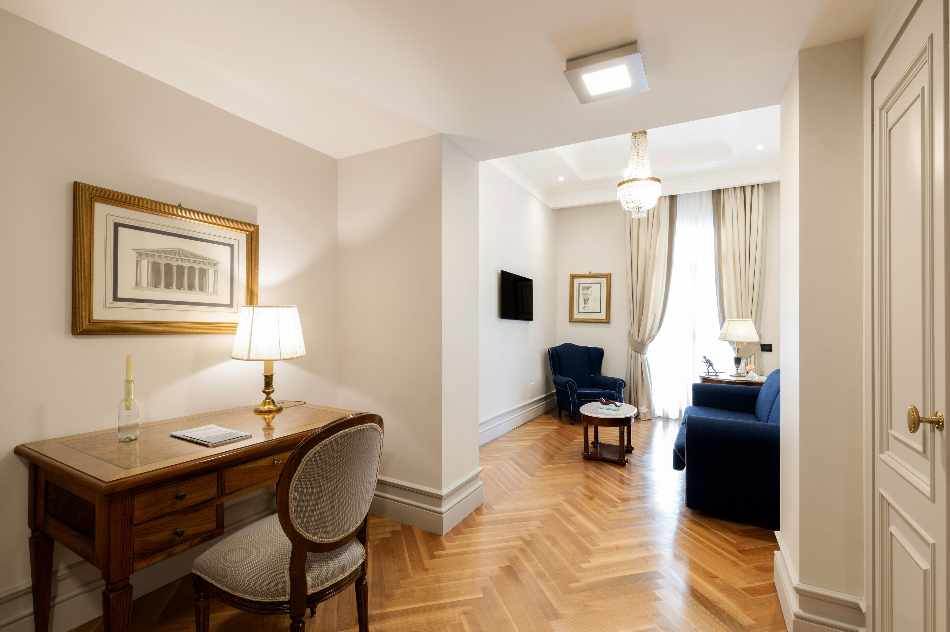 deluxe room (inner court) | living area | flat-screen tv, pay films