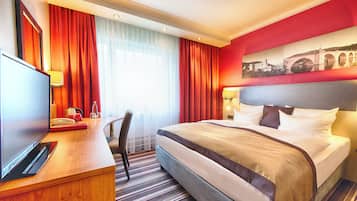 Comfort Room | Desk, soundproofing, free cribs/infant beds, free WiFi