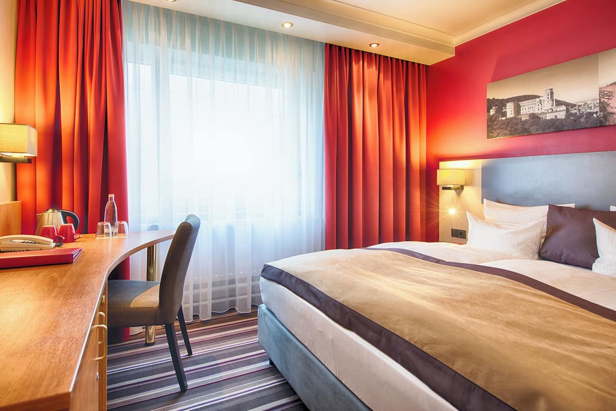 Quarto conforto | Escrivaninha, quartos à prova de som, berços grátis, Wi-Fi de cortesia