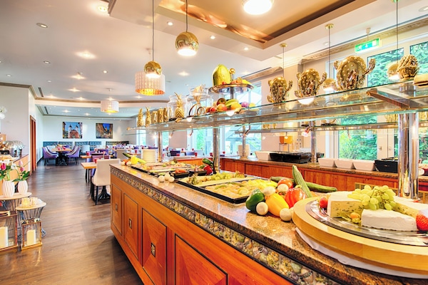 Sarapan prasmanan setiap hari (EUR 17 per orang)