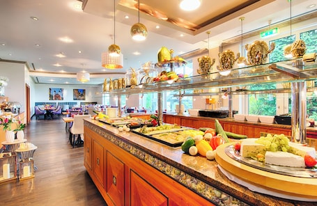 Daily buffet breakfast for a fee. Leonardo Hotel Heidelberg