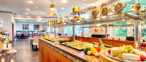 Tägliches Frühstücksbuffet (17 EUR pro Person)