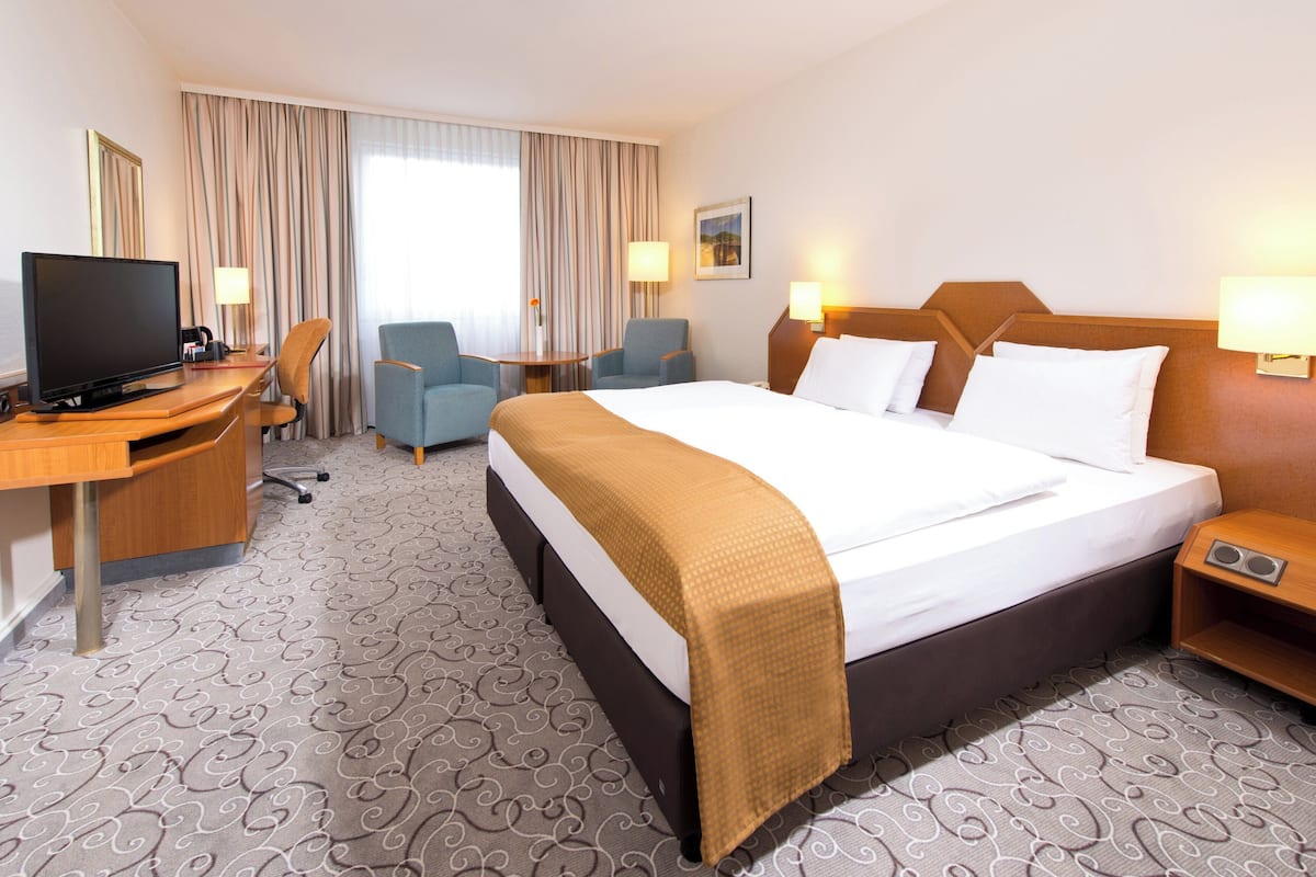 Executive Room | Desk, soundproofing, cribs (free), WiFi (free)