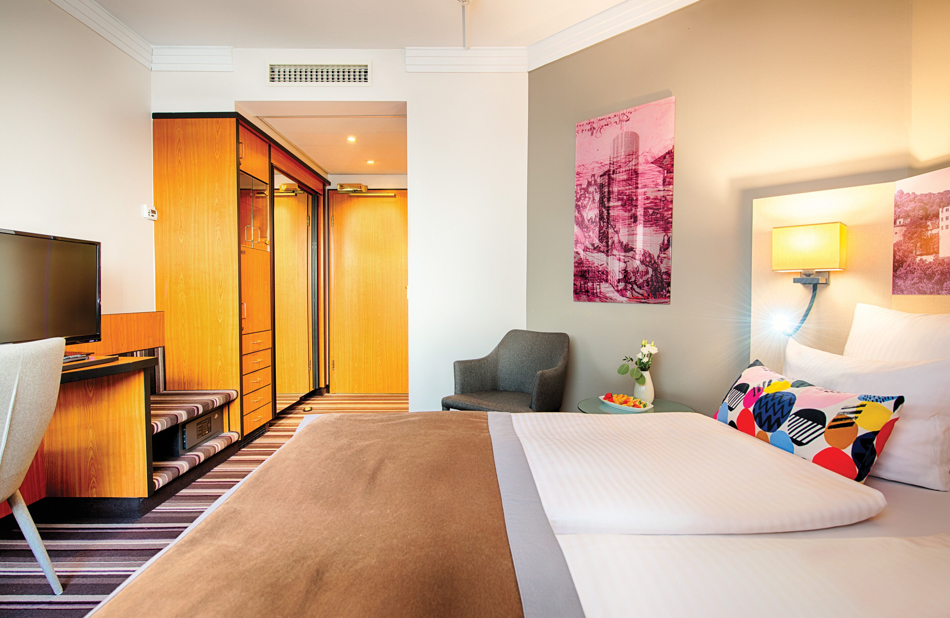 Comfort-Zimmer | Schreibtisch, schallisolierte Zimmer, kostenlose Babybetten