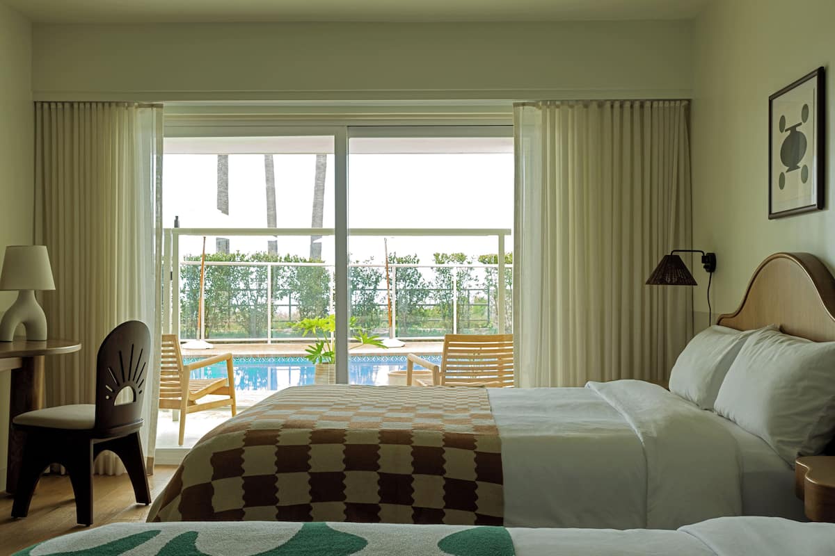 Habitación, 2 camas de matrimonio (Pool Level) | Ropa de cama de alta calidad y edredones de plumas
