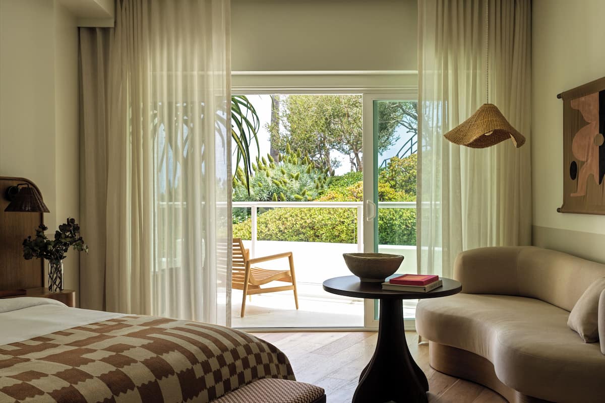 Habitación, 1 cama de matrimonio grande, balcón, vistas parciales al mar | Ropa de cama de alta calidad y edredones de plumas