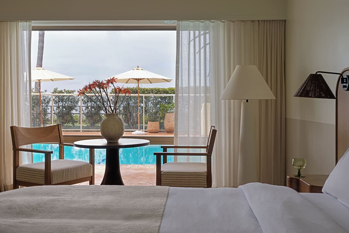 Habitación, 1 cama de matrimonio grande (Pool Level) | Ropa de cama de alta calidad y edredones de plumas