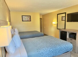 Quarto standard, 2 camas Queen, para não fumantes | Berços grátis, camas extras/dobráveis (sobretaxa), Wi-Fi de cortesia