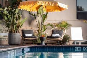 Piscine extérieure, parasols, chaises longues