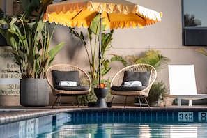 Piscine extérieure, parasols de plage, chaises longues