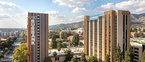 Un edificio de gran altura con un letrero vertical llamativo que dice 'OSCAR BURBANK HOTEL BURBANK'.