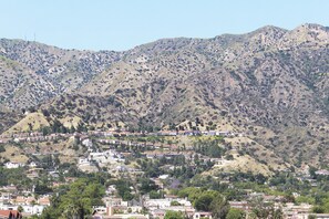 A residential area with houses on a hillside, surrounded by mountains. - Hotel Burbank (Burbank)