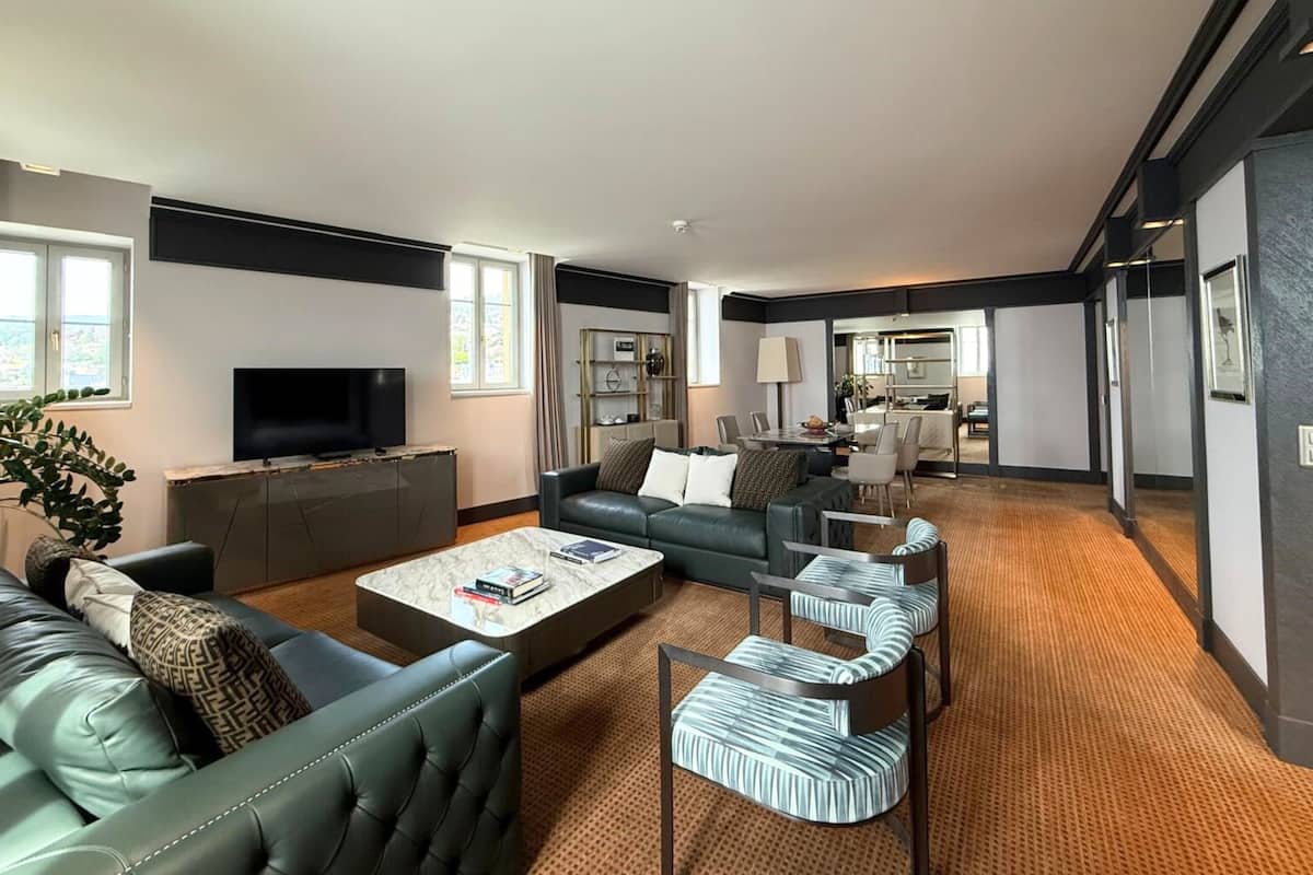 Executive Suite | Living area | Flat-screen TV