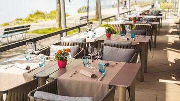 2 restaurants; lunch and dinner served