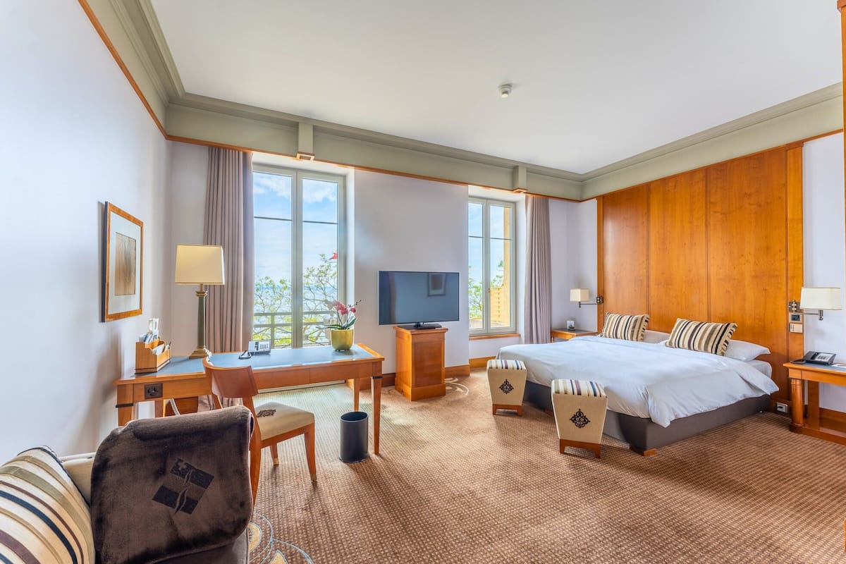 Premium bedding, down comforters, in-room safe, desk