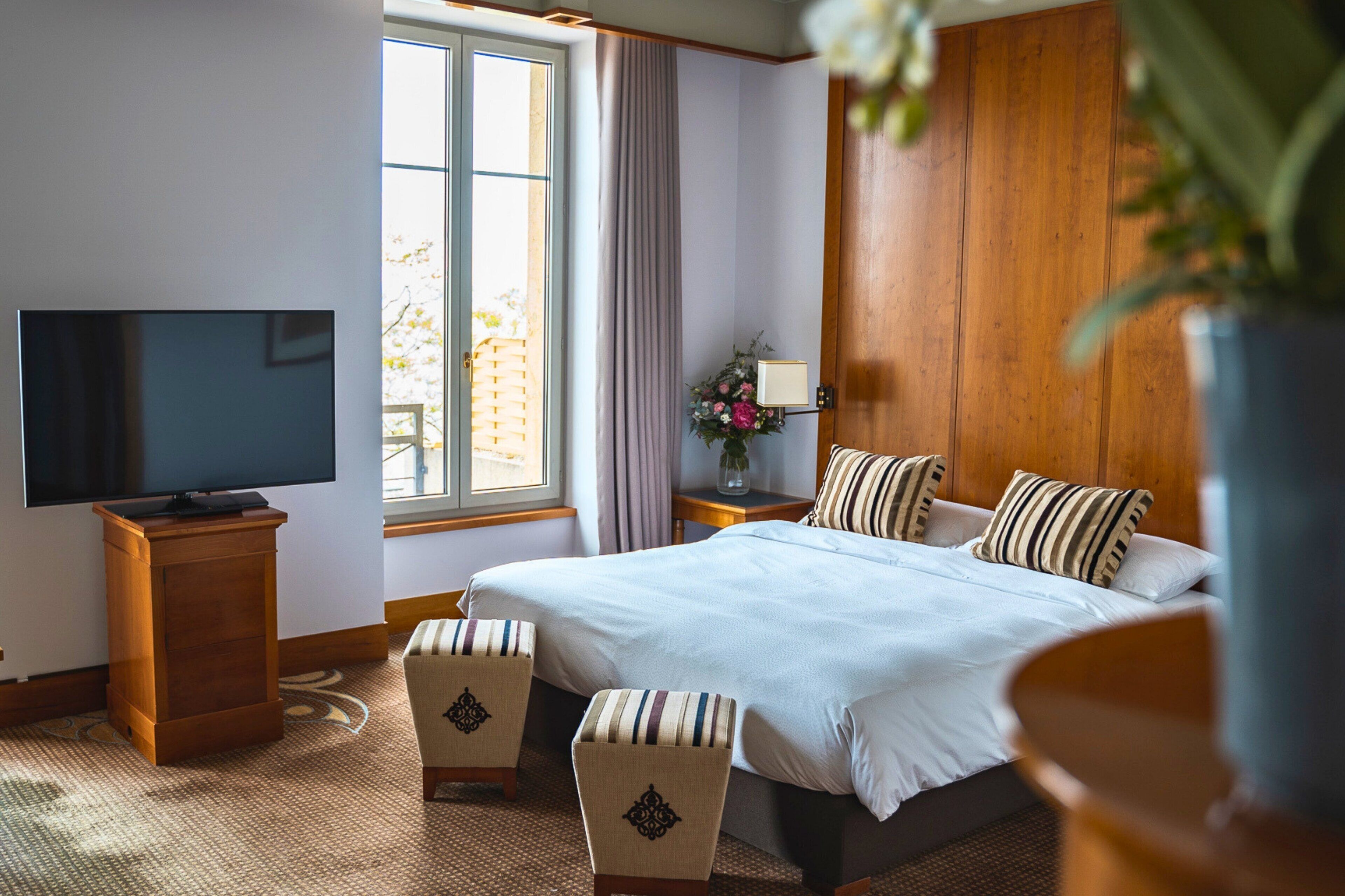 premium bedding, down duvets, in-room safe, desk