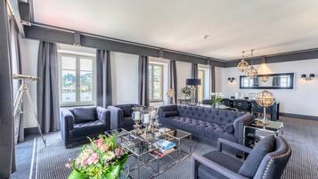 Suite Alfred Borel | Living area | Flat-screen TV