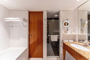 Habitación estándar doble, no fumadores | Baño | Artículos de higiene personal de diseño, secador de pelo y albornoces