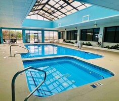 室内游泳池，季节性开放的室外游泳池