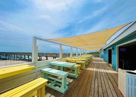 2 间餐厅，供应早餐、午餐和晚餐，地区菜