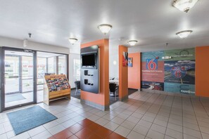Lobby - Motel 6 Omaha Central (Omaha)