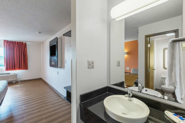 Bathroom - Motel 6 Omaha Central (Omaha)