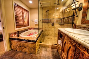 Presidential Suite | バスルーム | バスアメニティ (無料)、ヘアドライヤー、タオル、トイレットペーパー