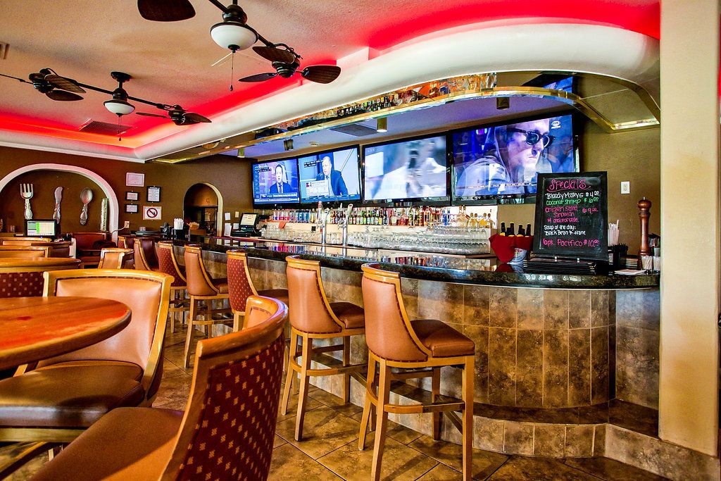 Pool views, serves dinner, brunch, and happy hour