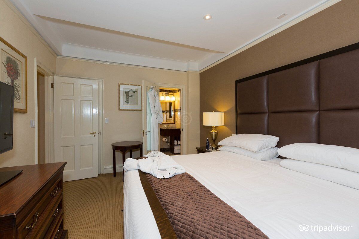 Premium bedding, pillowtop beds, in-room safe, desk