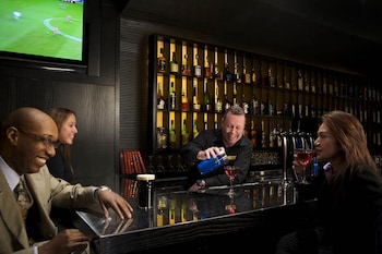 Bar (on property) at Fitzpatrick Manhattan Hotel