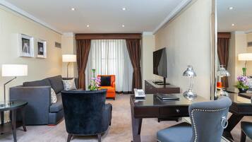 Suite, 1 soverom | Oppholdsrom | En 55-tommers TV med kabel-kanaler samt iPod-dokkingstasjon