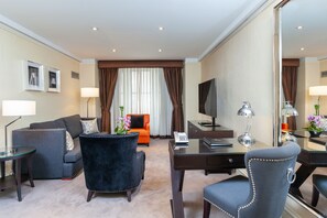 Suite, 1 soverom | Oppholdsrom | En 55-tommers TV med kabel-kanaler samt iPod-dokkingstasjon