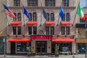 Un edificio con varias fachadas comerciales, incluyendo Fitzpatrick y JFitz.