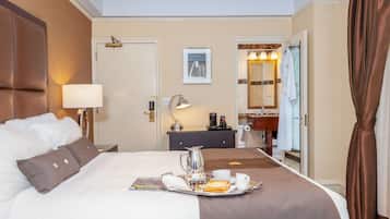 Deluxe Room, 1 Queen Bed | Premium bedding, pillow-top beds, in-room safe, desk