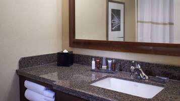 Een bad/douchecombinatie, gratis toiletartikelen, een haardroger