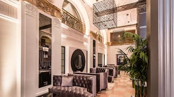 3 bars/lounges, lobby lounge, cocktail bar
