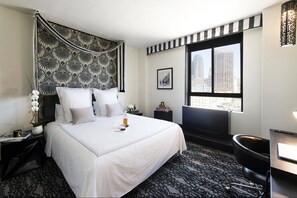 高档床上用品、客房内保险箱、办公桌、熨斗/熨衣板