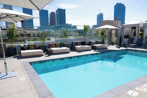 Piscina all'aperto, cabine incluse nel prezzo, ombrelloni da piscina