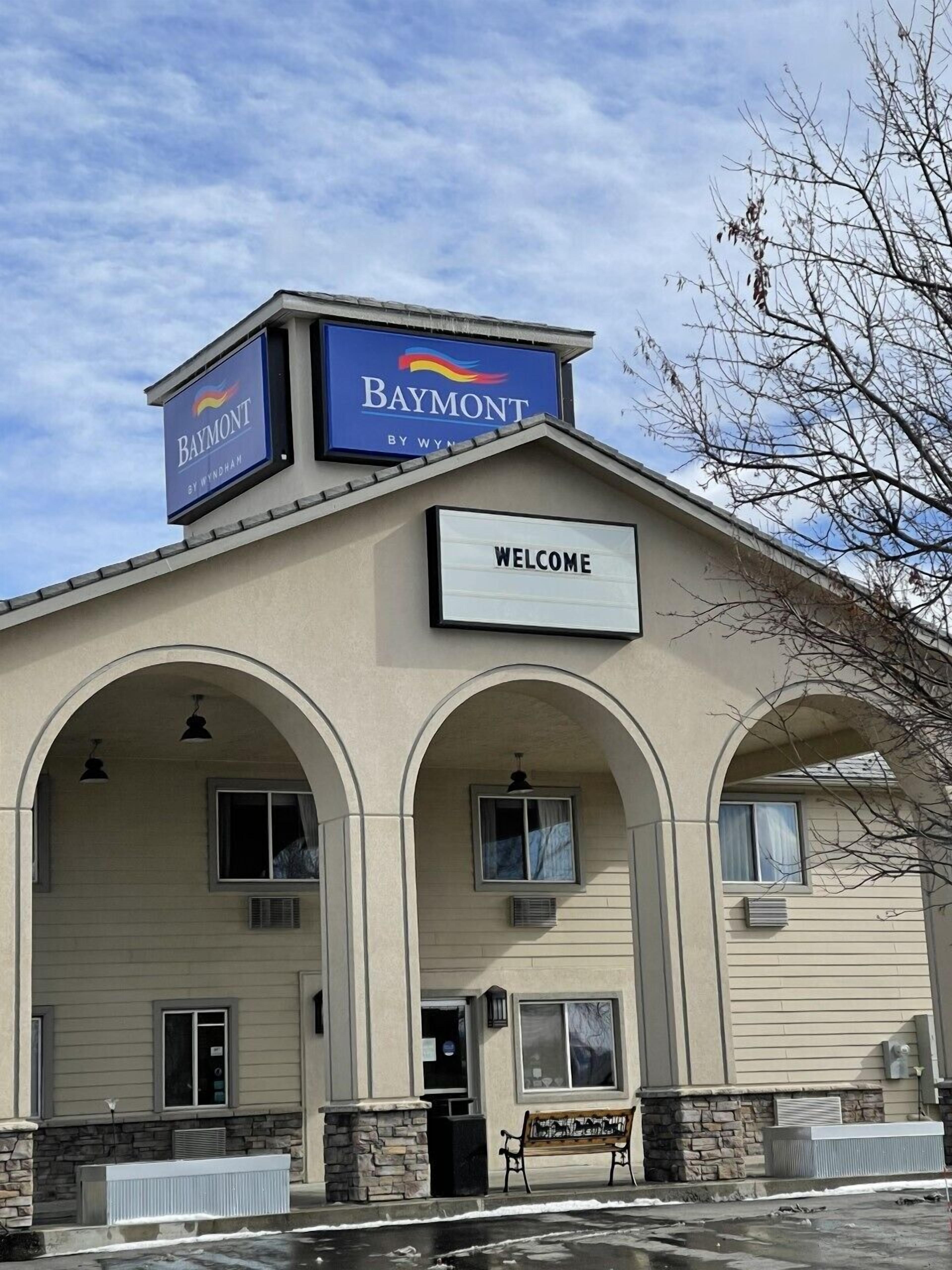 Un edificio con el letrero de 'Baymont' y un cartel de 'Welcome'.