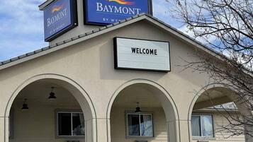 Un edificio con el letrero de 'Baymont' y un cartel de 'Welcome'.