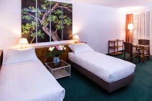 Executive Room, Non Smoking, Kitchenette | 1 bedroom, minibar, in-room safe, desk