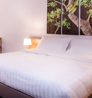 Minibar, in-room safe, desk, soundproofing - Sagitta Hotel (Geneva)