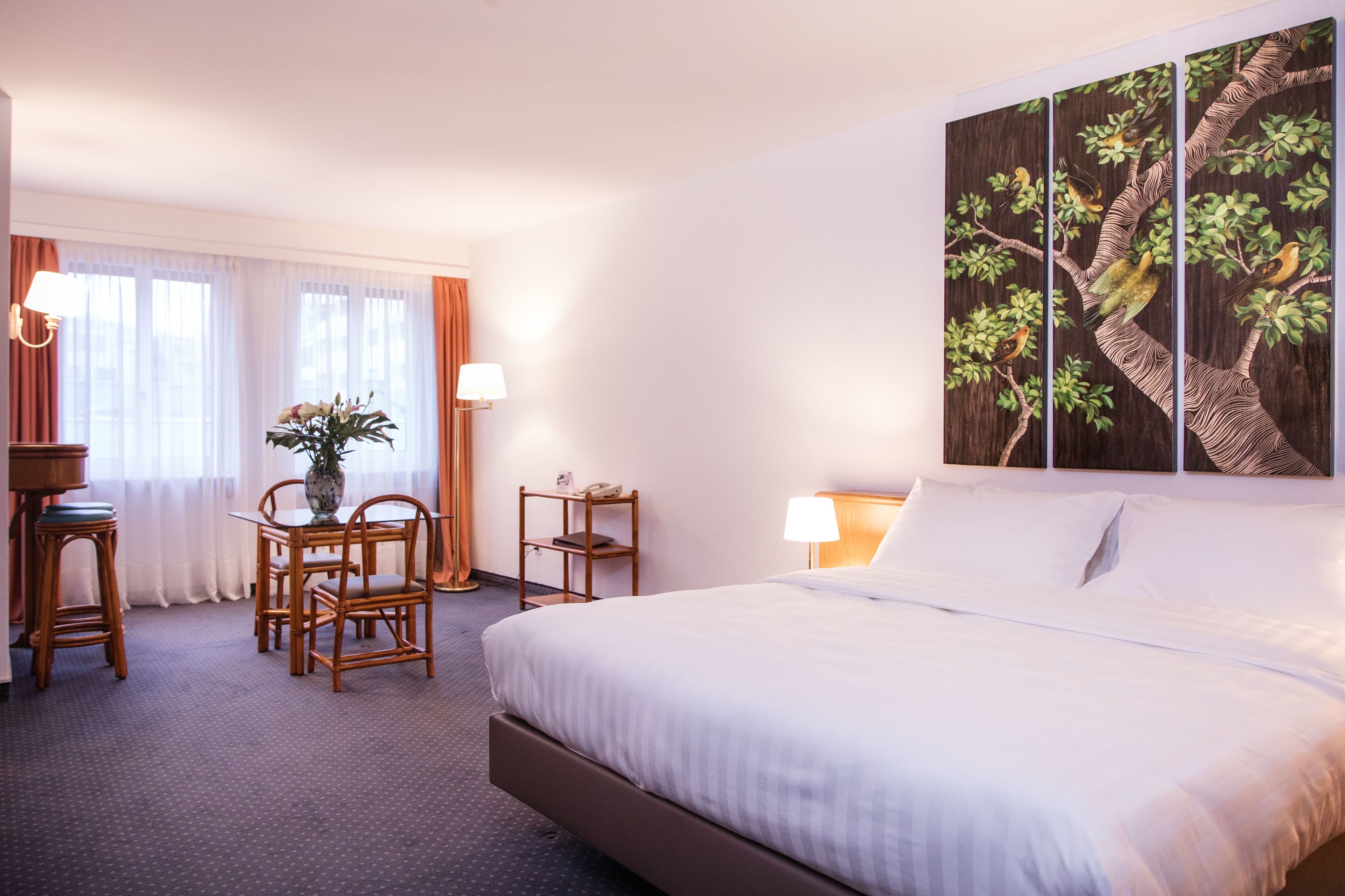 Executive Studio, Non Smoking, Kitchenette | Minibar, in-room safe, desk, soundproofing